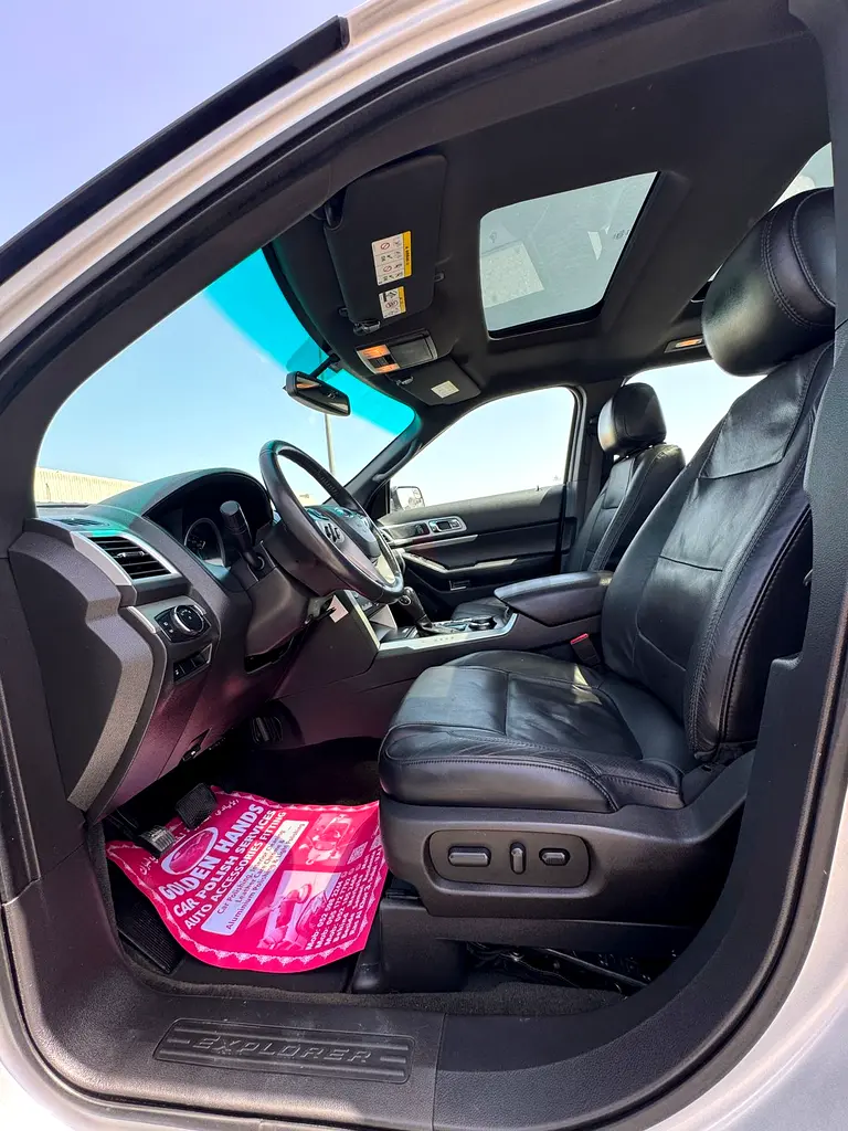 Ford explorer XLT full option car GCC spec single owner accident free two key available - Image 10