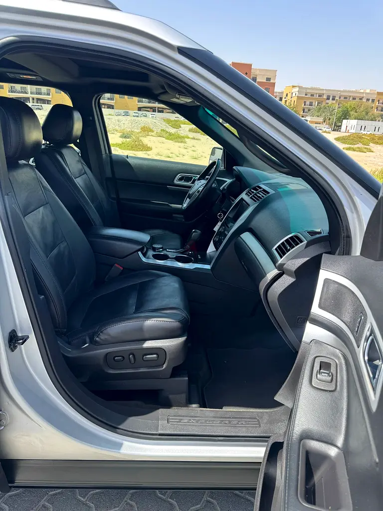 Ford explorer XLT full option car GCC spec single owner accident free two key available - Image 12