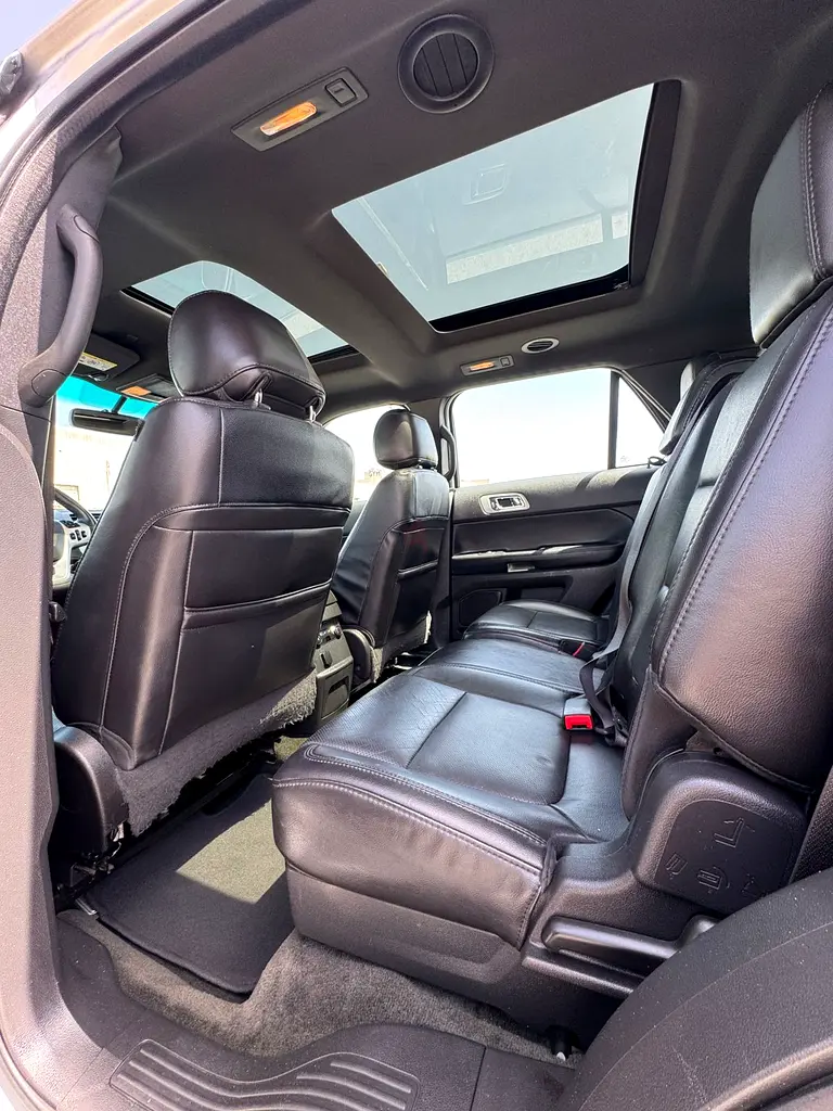 Ford explorer XLT full option car GCC spec single owner accident free two key available - Image 14