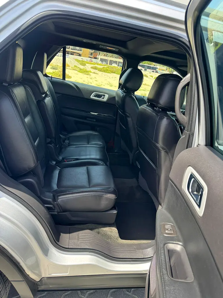 Ford explorer XLT full option car GCC spec single owner accident free two key available - Image 15