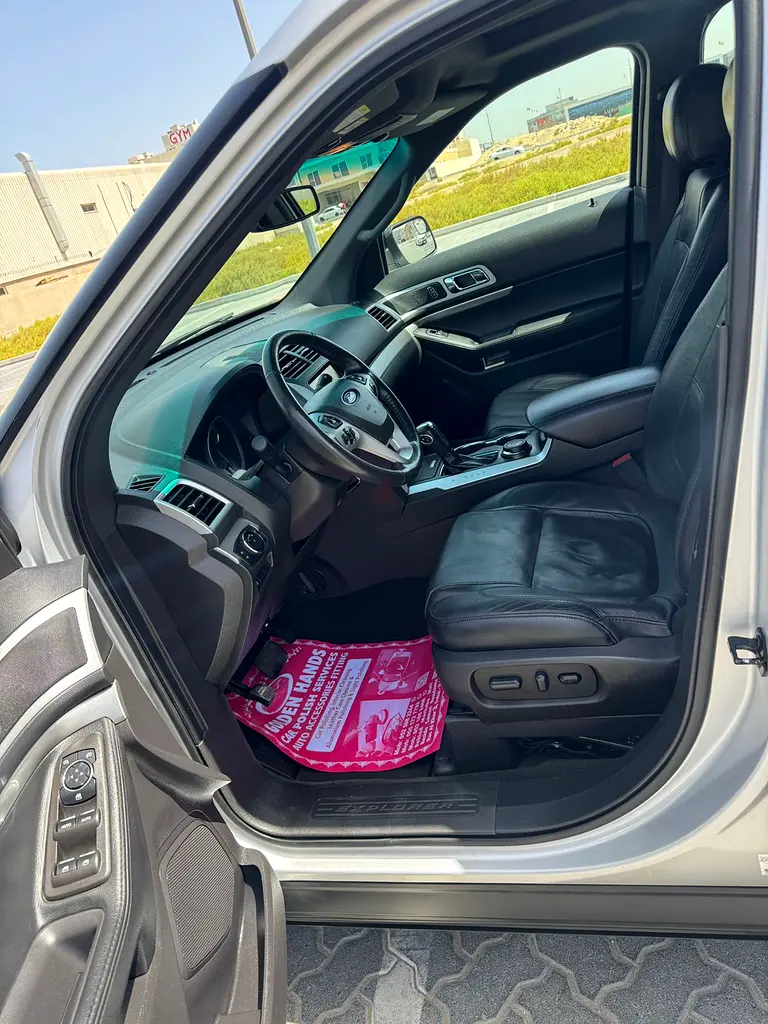 Ford explorer XLT full option car GCC spec single owner accident free two key available - Image 16
