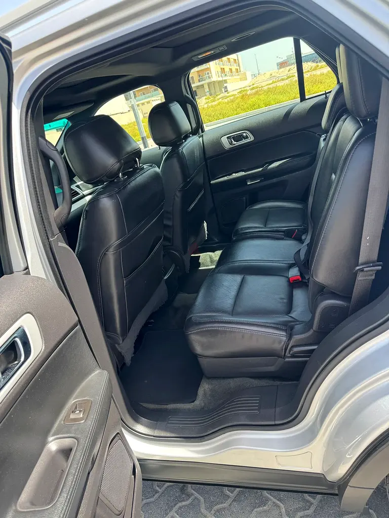 Ford explorer XLT full option car GCC spec single owner accident free two key available - Image 17