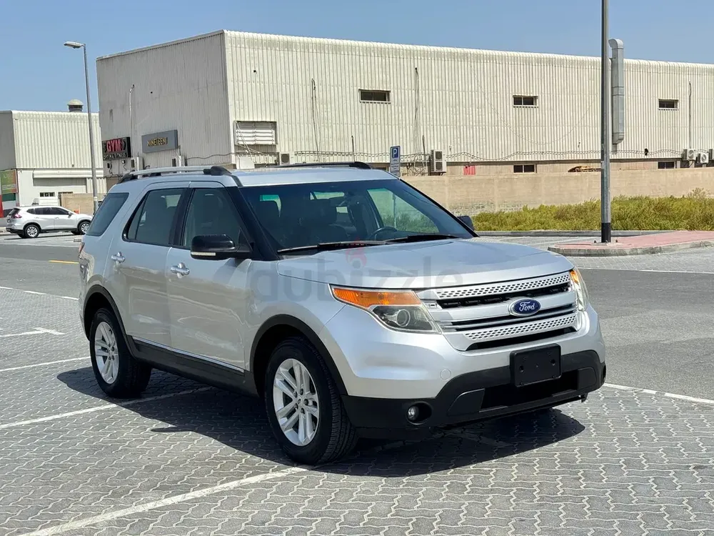 Ford explorer XLT full option car GCC spec single owner accident free two key available - Image 8