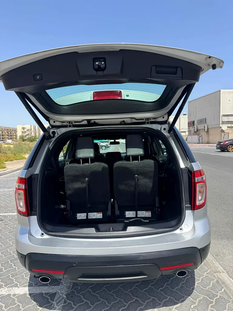 Ford explorer XLT full option car GCC spec single owner accident free two key available - Image 9