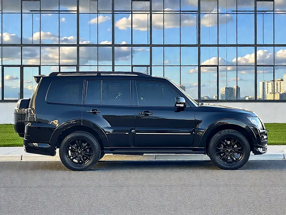 AED 1,250 EMI PM | MITSUBISHI PAJERO | SIGNATURE EDITION | FULL SERVICE HISTORY | 0% DOWNPAYMENT - Image 4