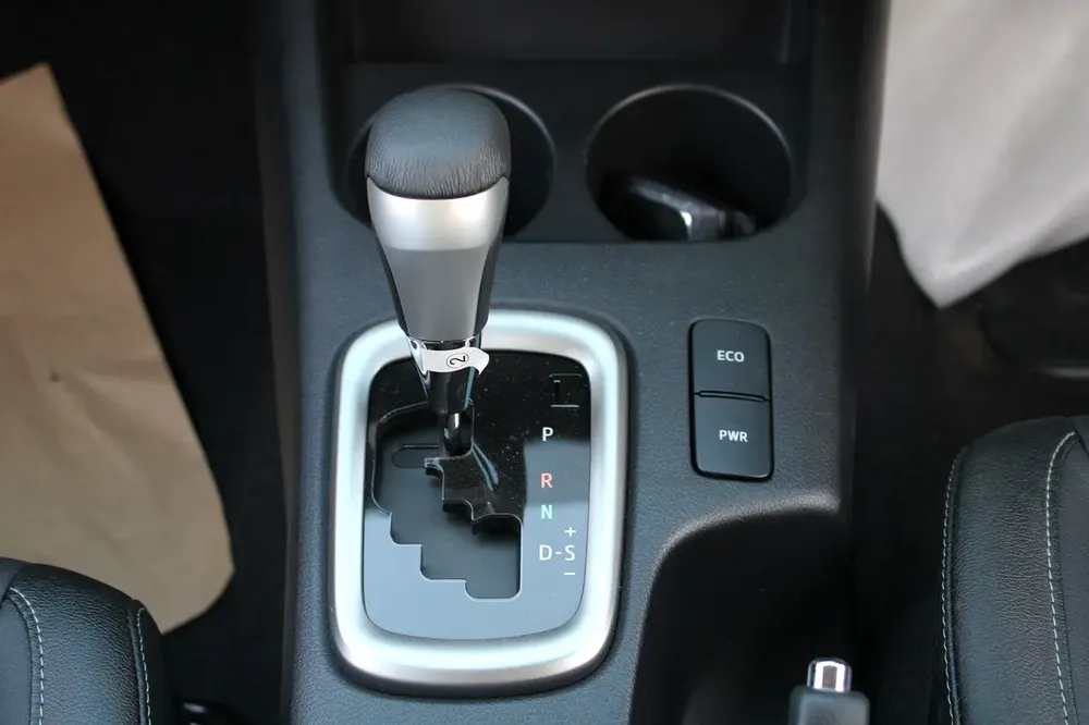 RHD - TOYOTA HILUX 2.8L DIESEL DOUBLE CAB 4WD HIGH AUTO - Image 12