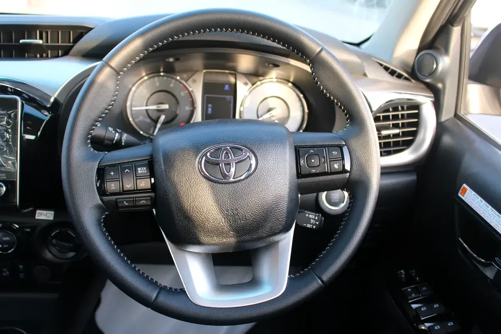 RHD - TOYOTA HILUX 2.8L DIESEL DOUBLE CAB 4WD HIGH AUTO - Image 7