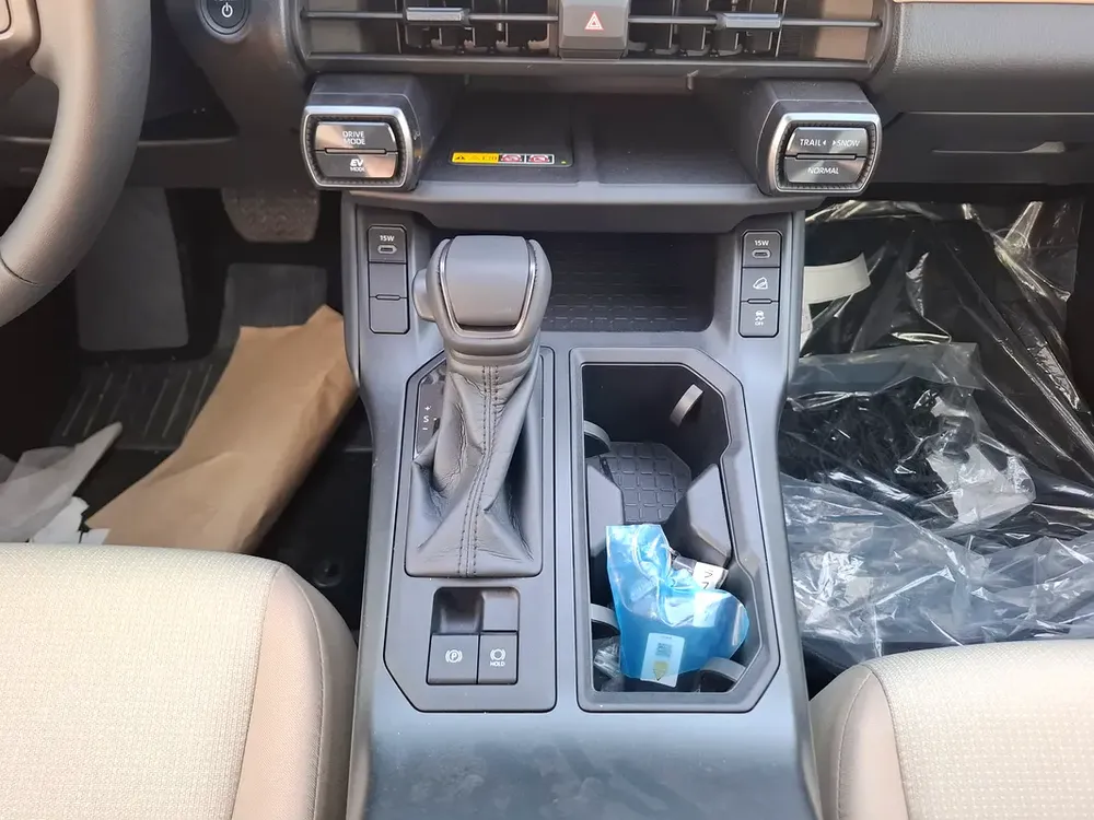 Toyota Rav4 XLE 2.5L 2026 Hybrid White (Export Only) - Image 13
