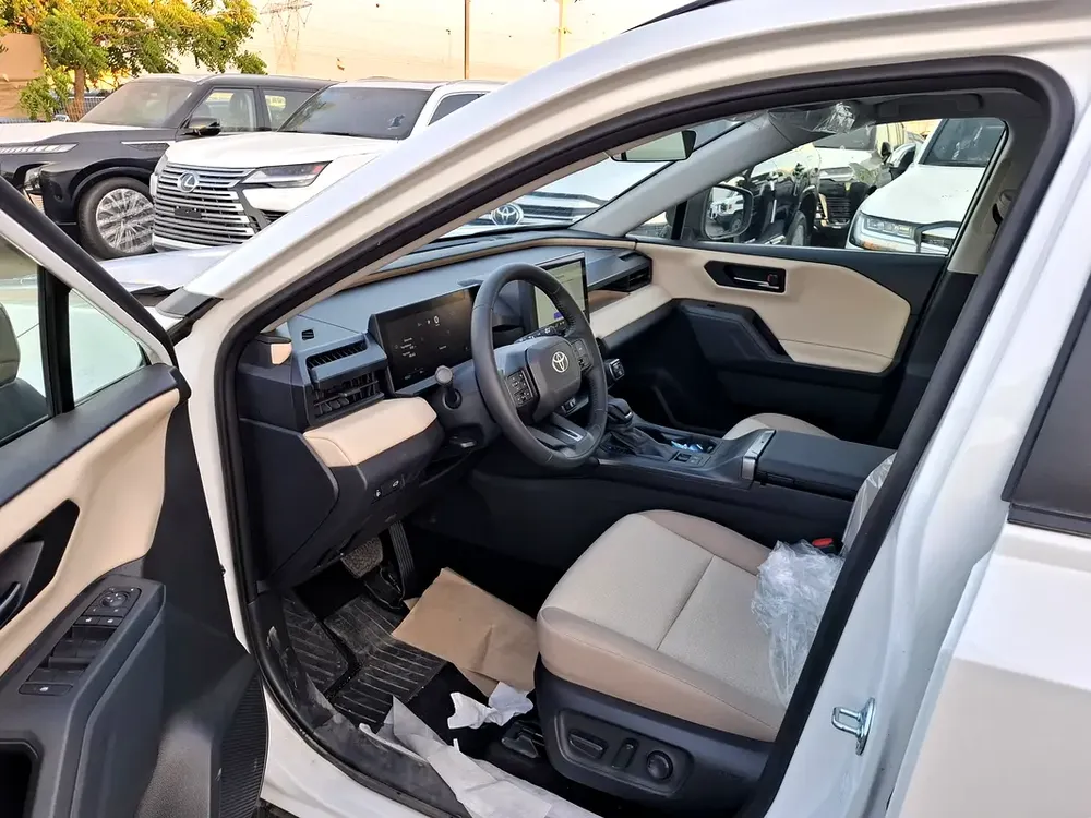 Toyota Rav4 XLE 2.5L 2026 Hybrid White (Export Only) - Image 5