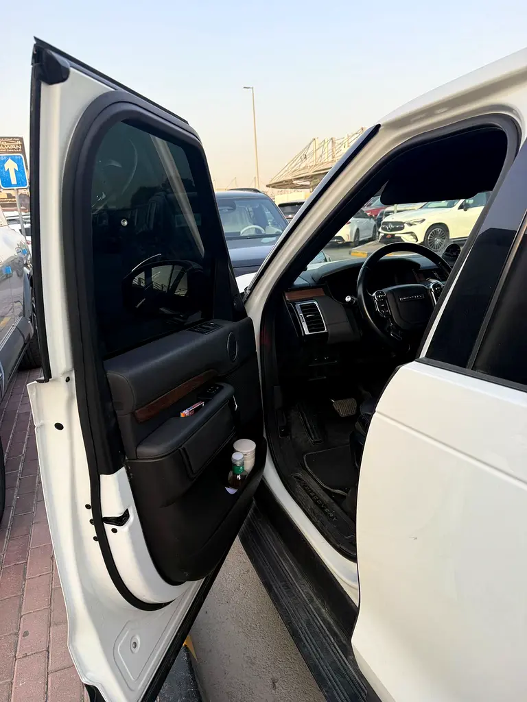 Land Rover Discovery HSE | 7 Seats | GCC - Image 4