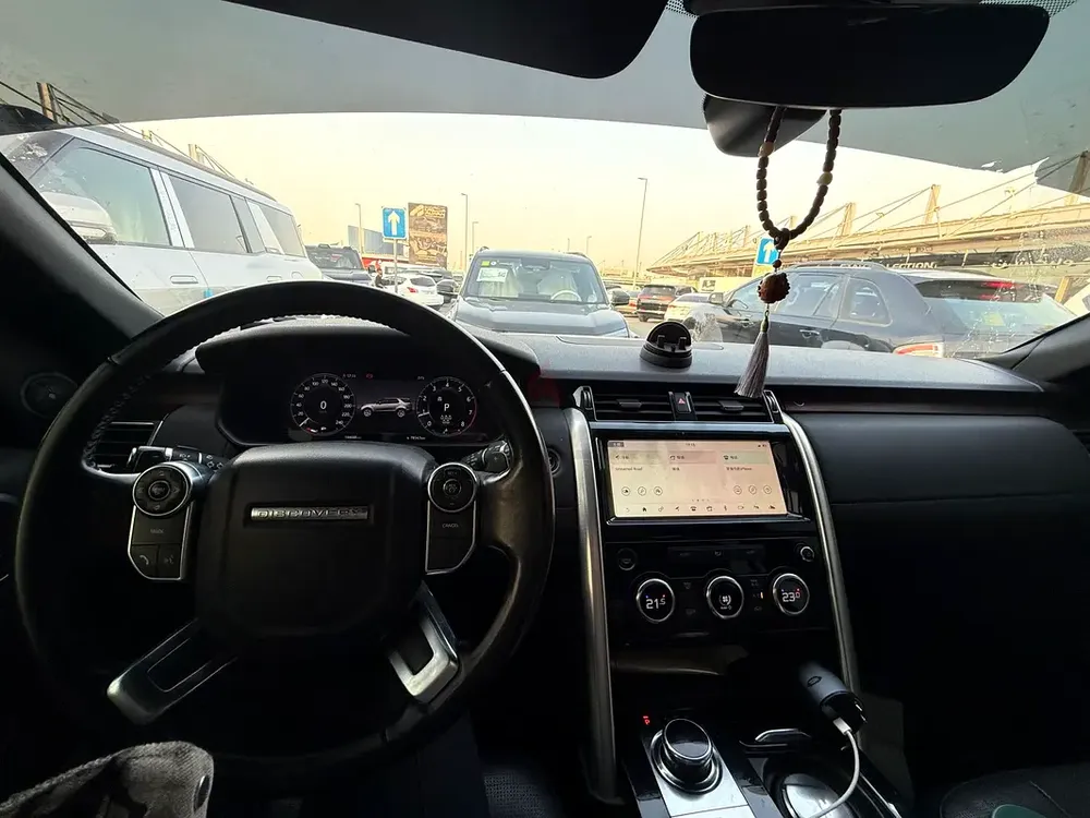 Land Rover Discovery HSE | 7 Seats | GCC - Image 5