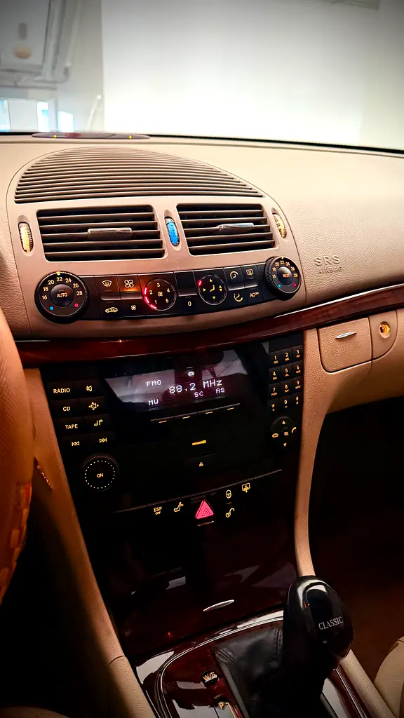 Mercedes E240 2003 (GCC Specs) - Image 19