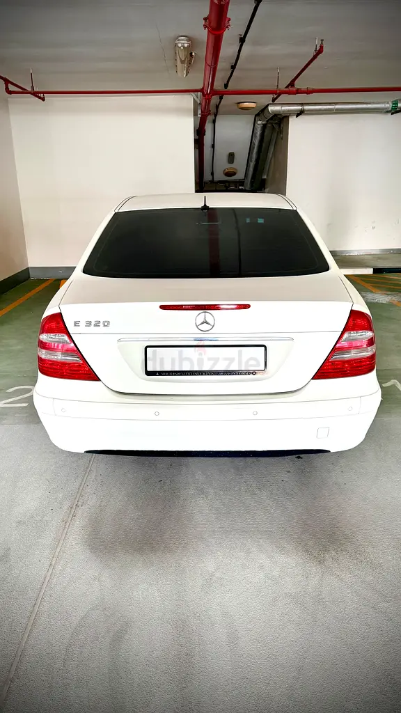 Mercedes E240 2003 (GCC Specs) - Image 4