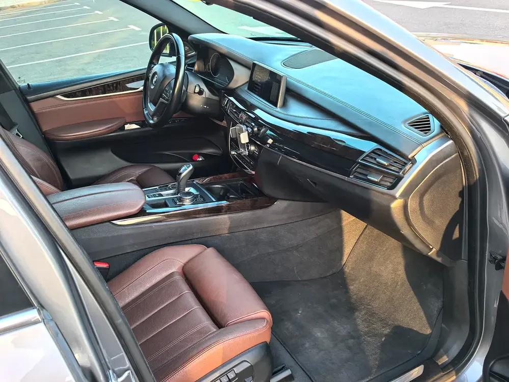 BMW X5, GCC Specs - Powerful V8 - Mint Condition - Image 6