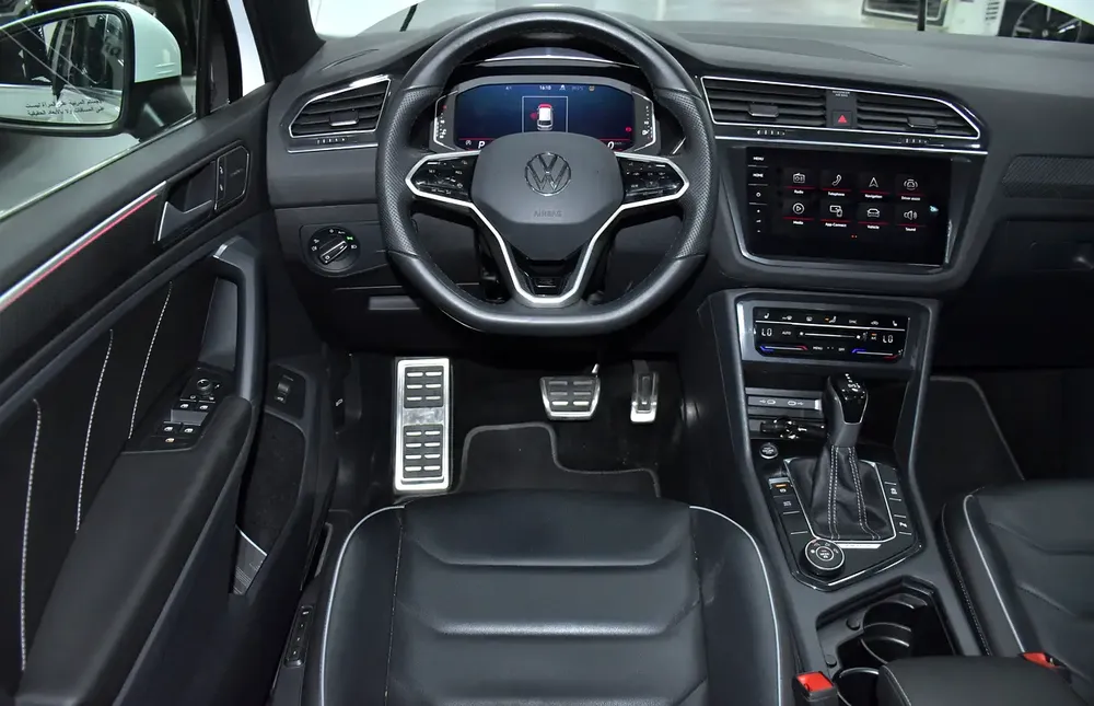 AED 2,360 EMi at 0% DP | Volkswagen Tiguan R-Line 4Motion ( 2024 Model ) in White Color GCC Specs - Image 13