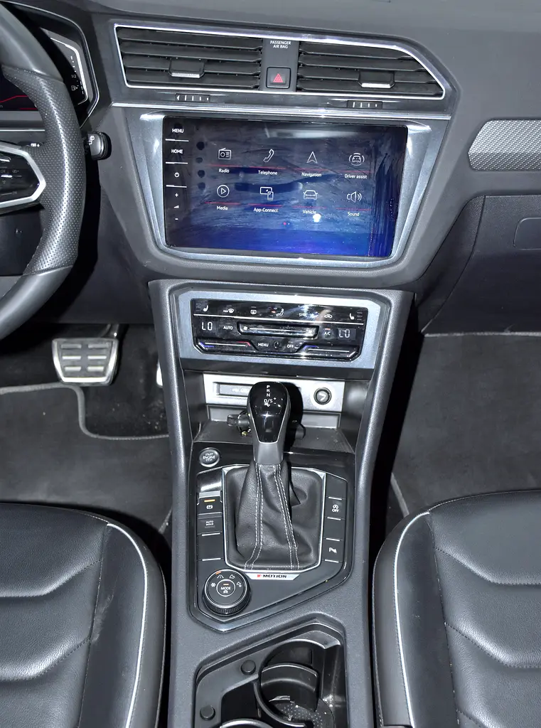 AED 2,360 EMi at 0% DP | Volkswagen Tiguan R-Line 4Motion ( 2024 Model ) in White Color GCC Specs - Image 18
