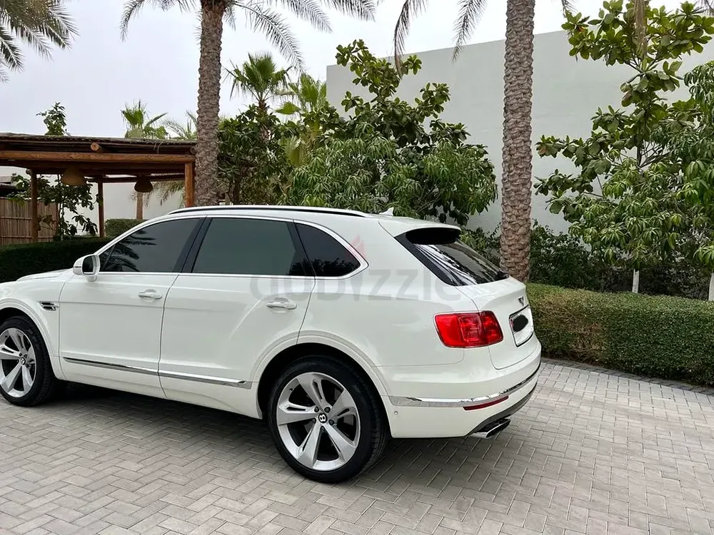 Bentley Bentayga EWB V8 2018 - GCC Specs - Image 4
