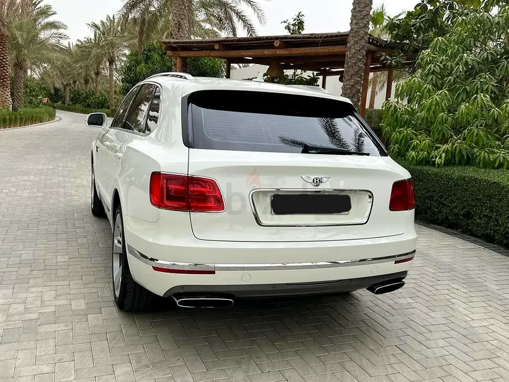 Bentley Bentayga EWB V8 2018 - GCC Specs - Image 5