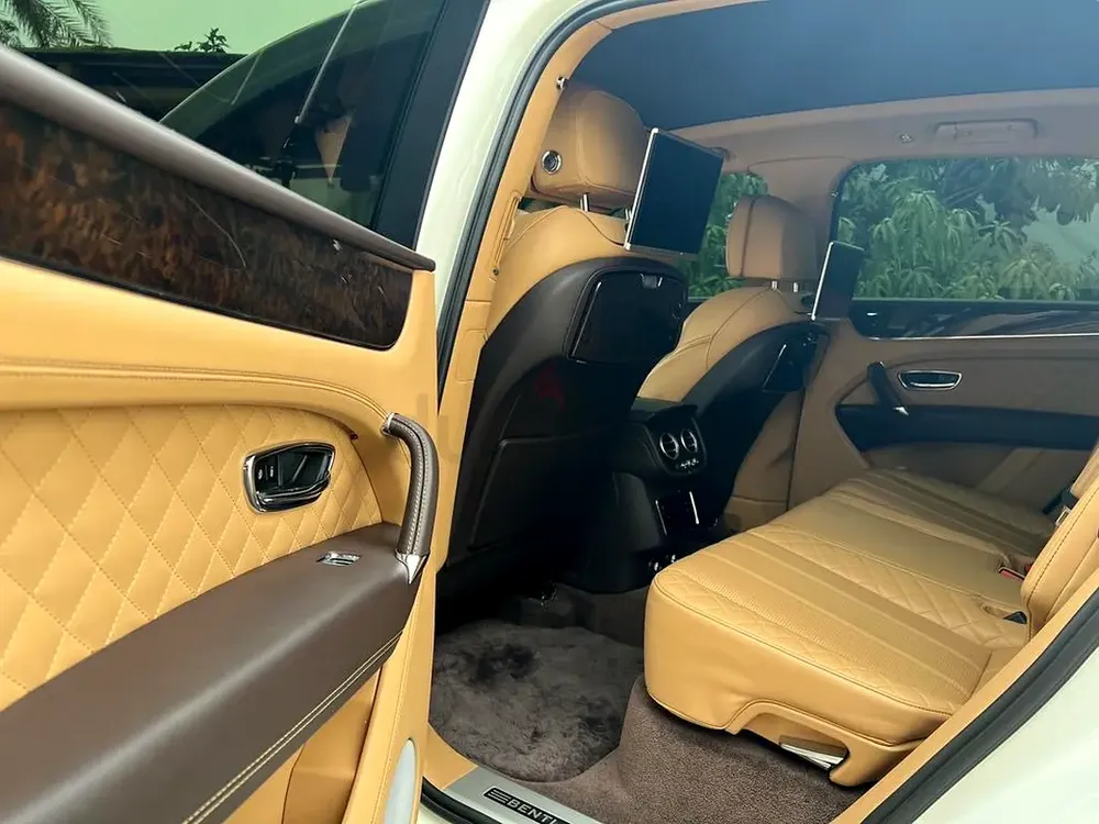 Bentley Bentayga EWB V8 2018 - GCC Specs - Image 6