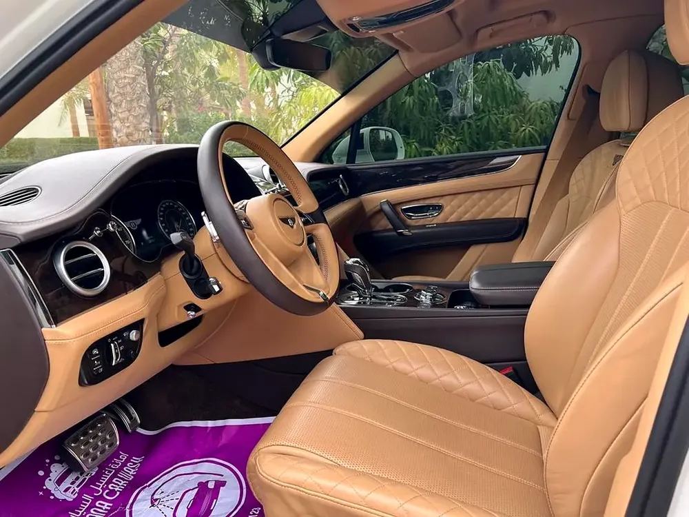 Bentley Bentayga EWB V8 2018 - GCC Specs - Image 7
