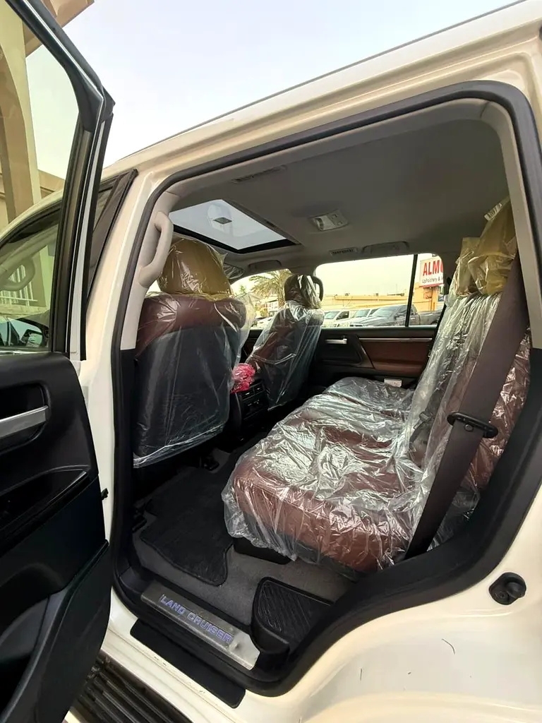 Toyota Land Cruiser GXR Grand Touring 2020 | GCC Specs | Pristine Condition - Image 10