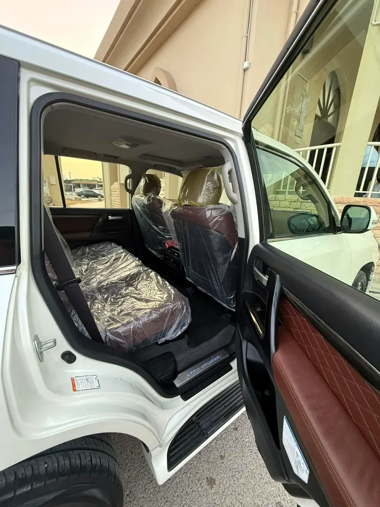 Toyota Land Cruiser GXR Grand Touring 2020 | GCC Specs | Pristine Condition - Image 11
