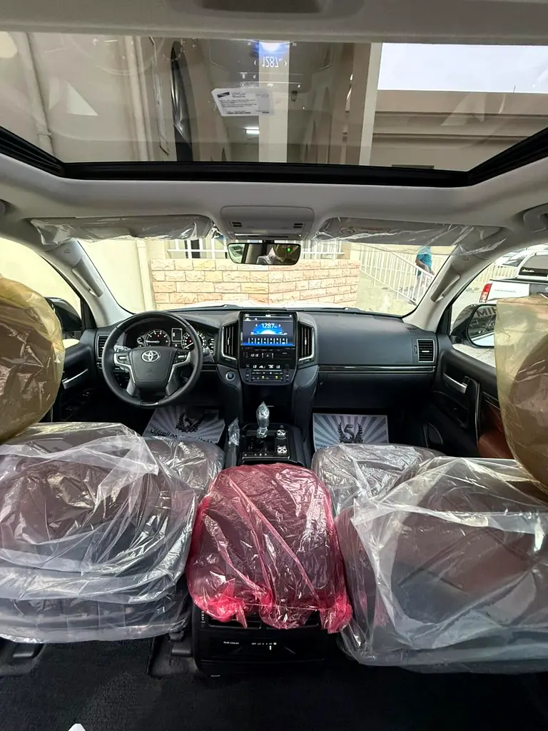 Toyota Land Cruiser GXR Grand Touring 2020 | GCC Specs | Pristine Condition - Image 12