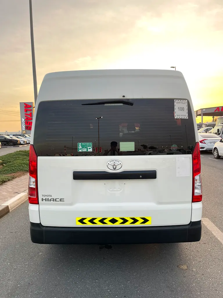 TOYOTA HIACE 2022 13 SEATS PASSENGER VAN 3.5 V6 GCC SPECS - Image 4