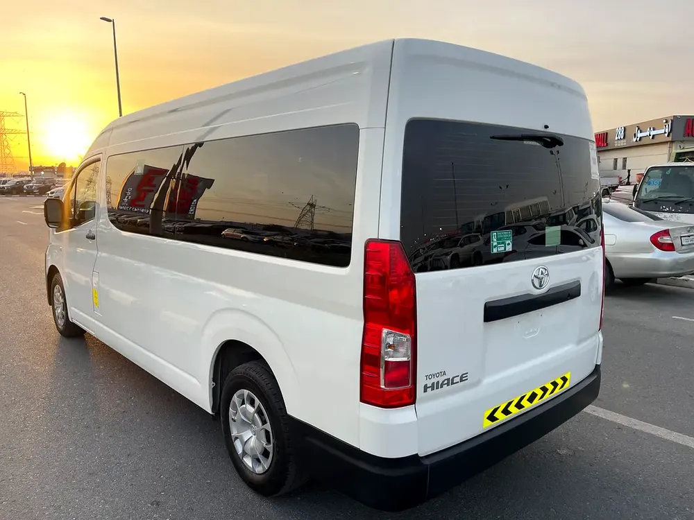 TOYOTA HIACE 2022 13 SEATS PASSENGER VAN 3.5 V6 GCC SPECS - Image 5