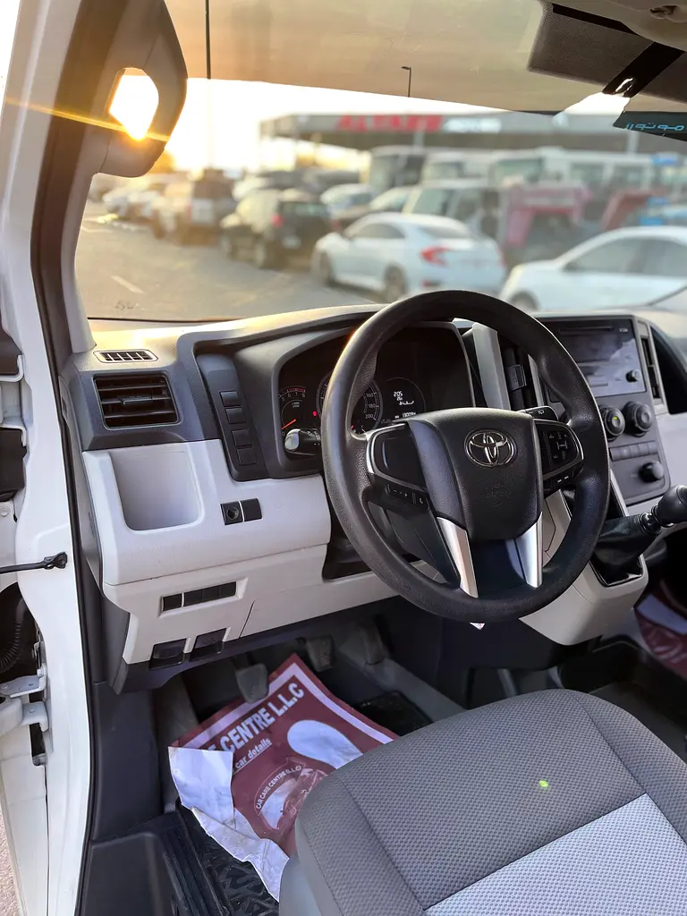 TOYOTA HIACE 2022 13 SEATS PASSENGER VAN 3.5 V6 GCC SPECS - Image 9