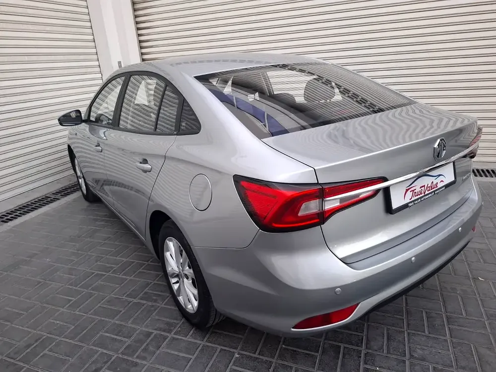 MG MG 5 2024 mid options with full service history gcc accident free single owner - Image 12