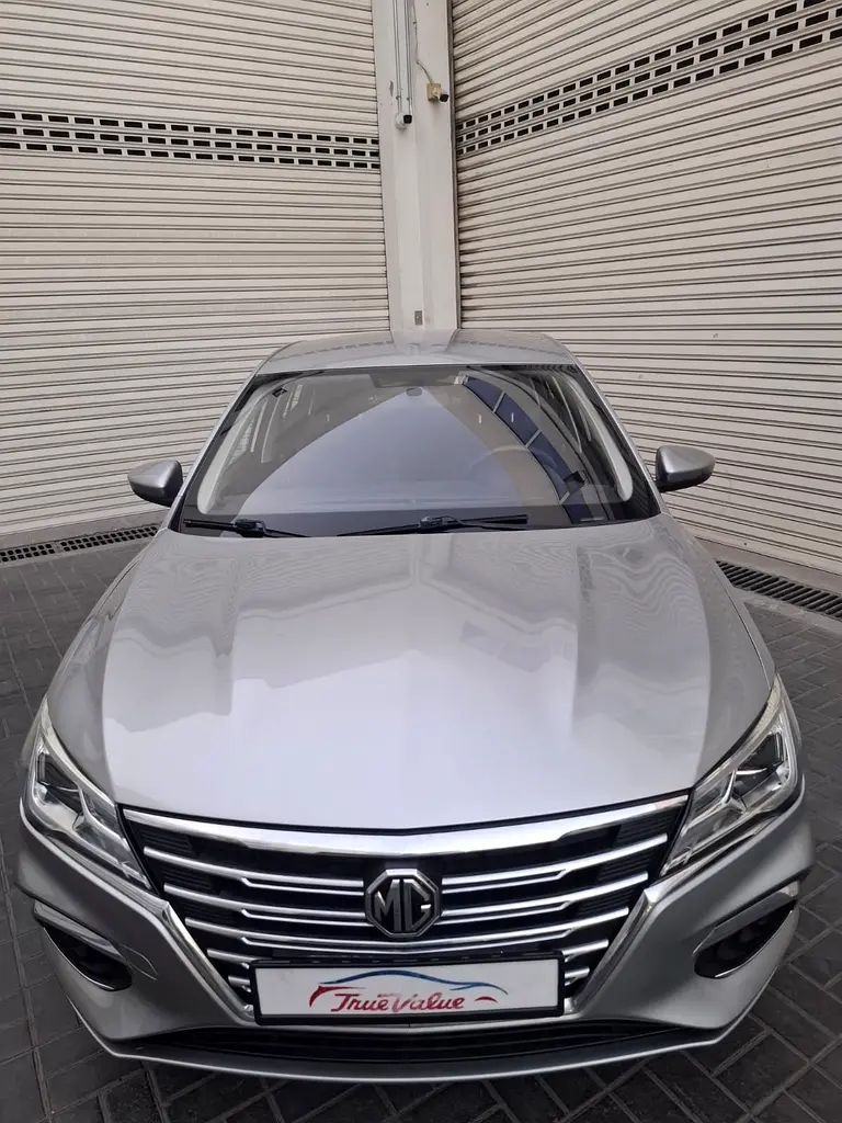 MG MG 5 2024 mid options with full service history gcc accident free single owner - Image 4
