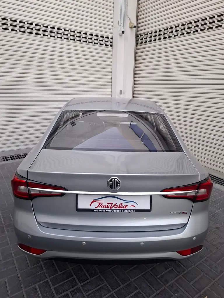 MG MG 5 2024 mid options with full service history gcc accident free single owner - Image 5