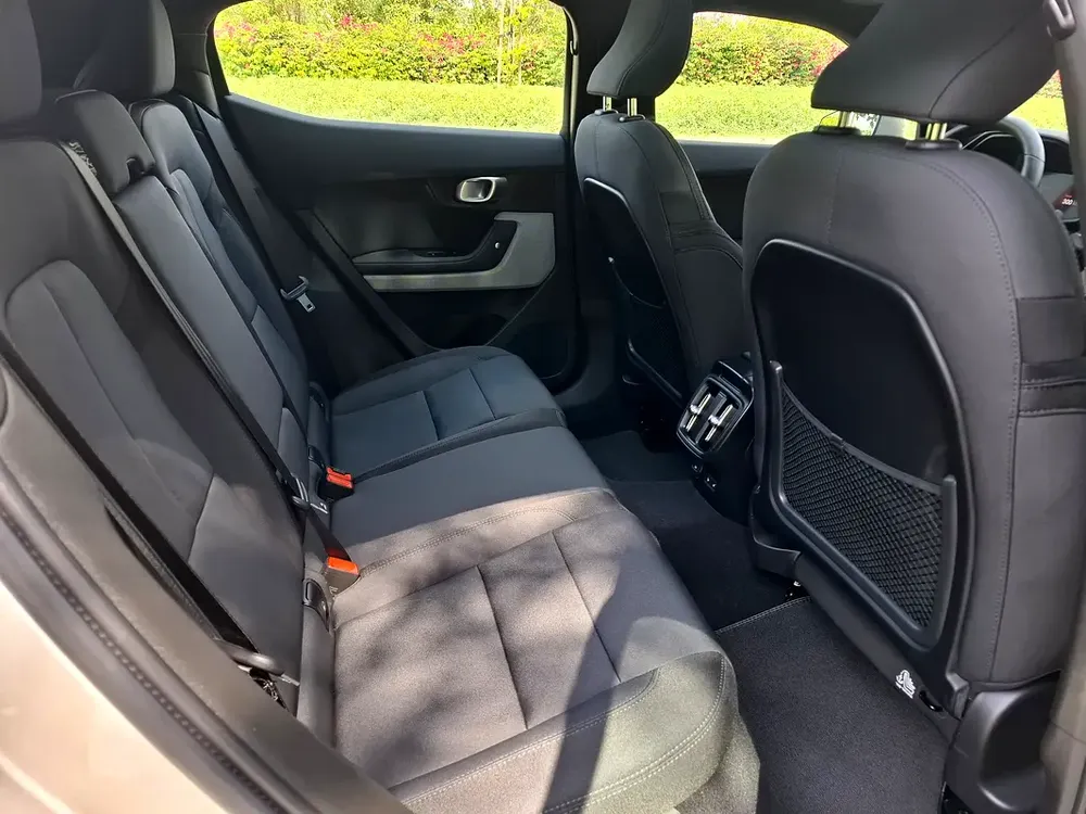 2023 Polestar 2 Long Range ONLY 377 KMS  is a premium electric  Dealer Warranty - Image 16