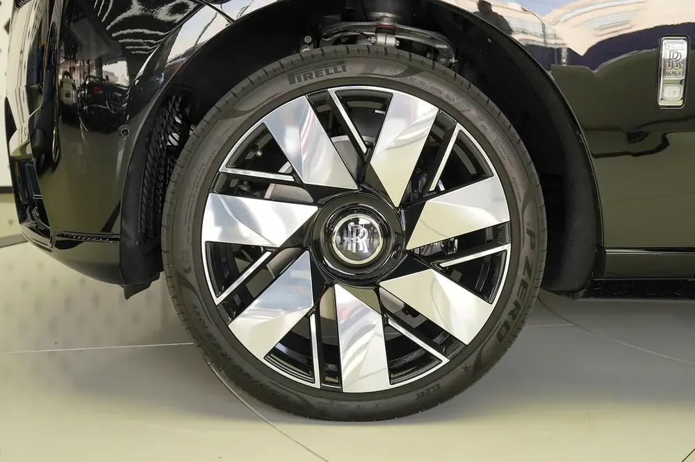 WARRANTY + SERVICE JAN 2028 | REAR ENTERTAINMENT | BESPOKE AUDIO | TIFFANY INTERIOR | SILVER BADGE - Image 6