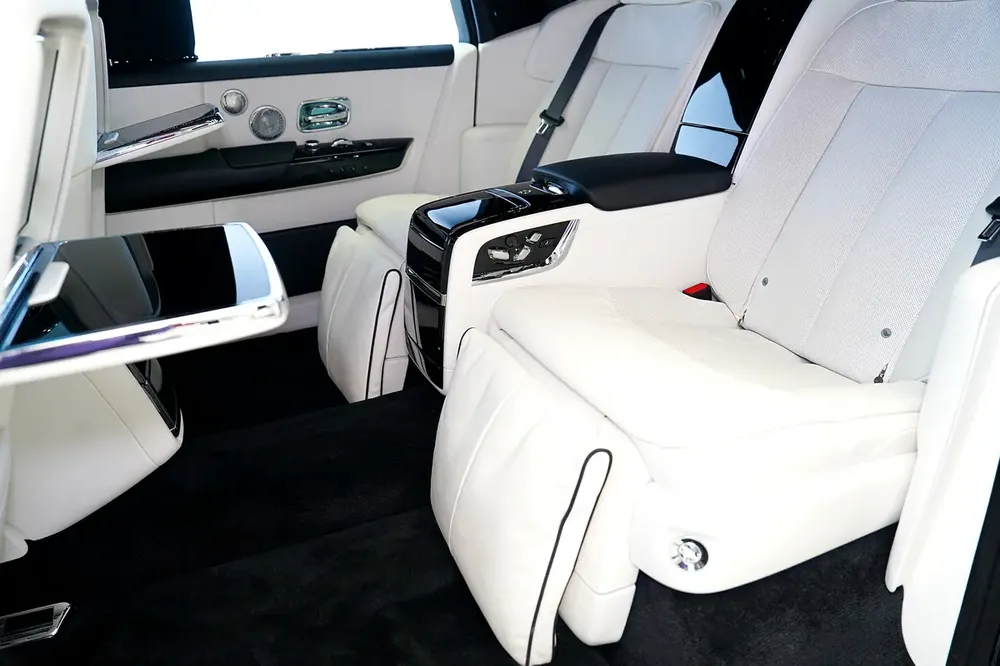 2 YEARS WARRANTY + SERVICE | EXTENDED WHEELBASE | BESPOKE AUDIO | LEG REST | REAR ENTERTAINMENT - Image 10