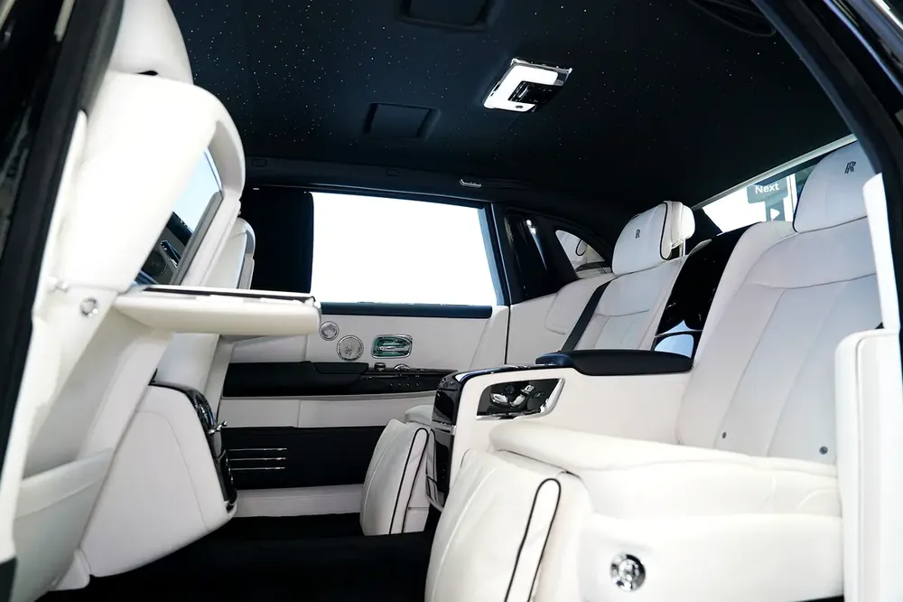 2 YEARS WARRANTY + SERVICE | EXTENDED WHEELBASE | BESPOKE AUDIO | LEG REST | REAR ENTERTAINMENT - Image 11