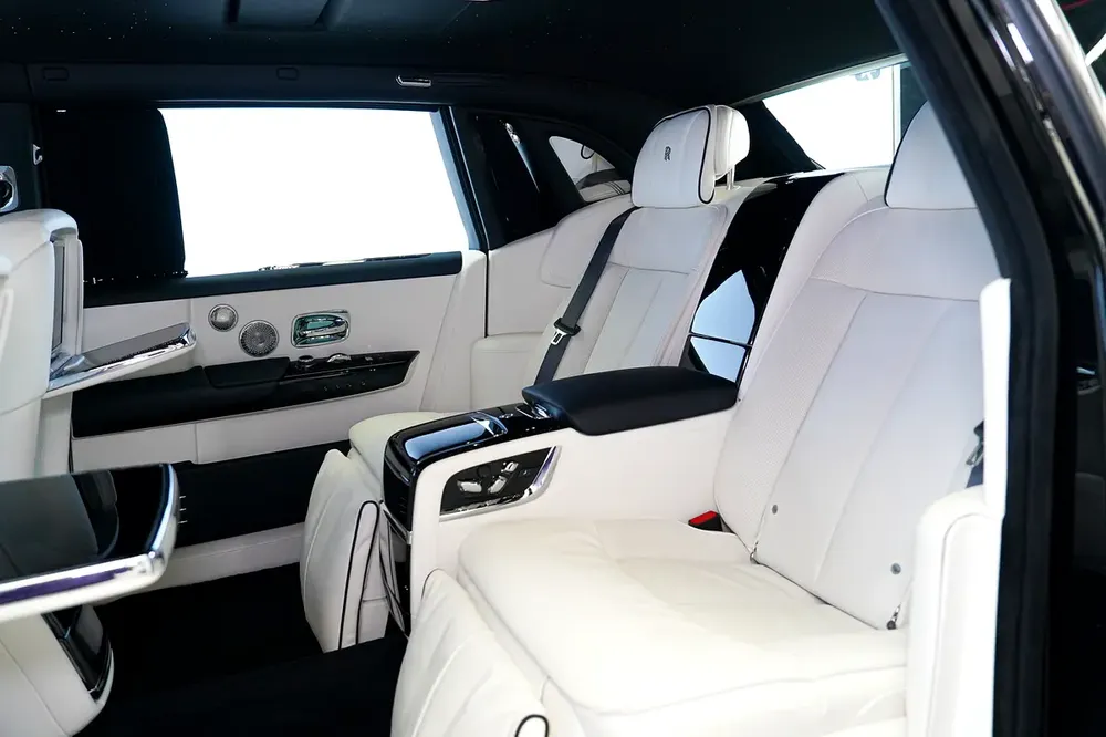 2 YEARS WARRANTY + SERVICE | EXTENDED WHEELBASE | BESPOKE AUDIO | LEG REST | REAR ENTERTAINMENT - Image 12