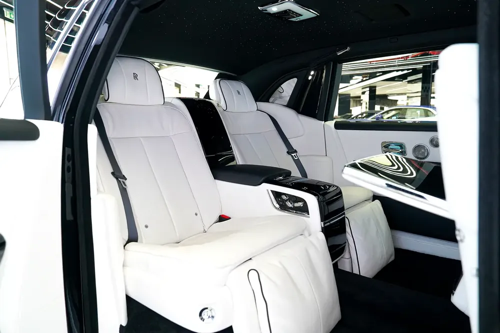 2 YEARS WARRANTY + SERVICE | EXTENDED WHEELBASE | BESPOKE AUDIO | LEG REST | REAR ENTERTAINMENT - Image 14