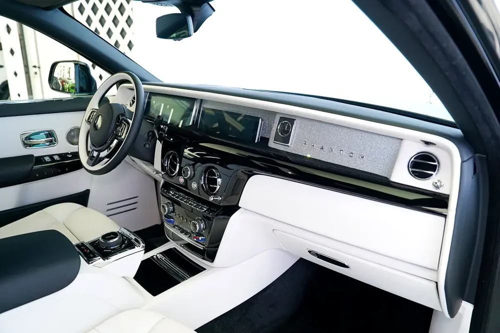 2 YEARS WARRANTY + SERVICE | EXTENDED WHEELBASE | BESPOKE AUDIO | LEG REST | REAR ENTERTAINMENT - Image 15