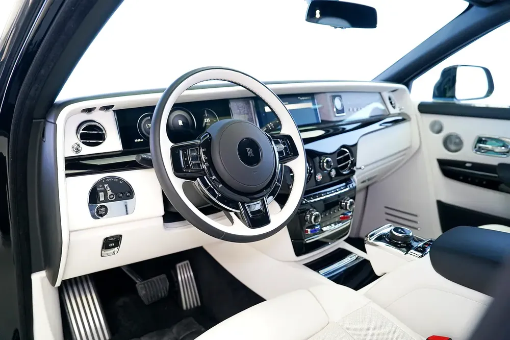 2 YEARS WARRANTY + SERVICE | EXTENDED WHEELBASE | BESPOKE AUDIO | LEG REST | REAR ENTERTAINMENT - Image 7