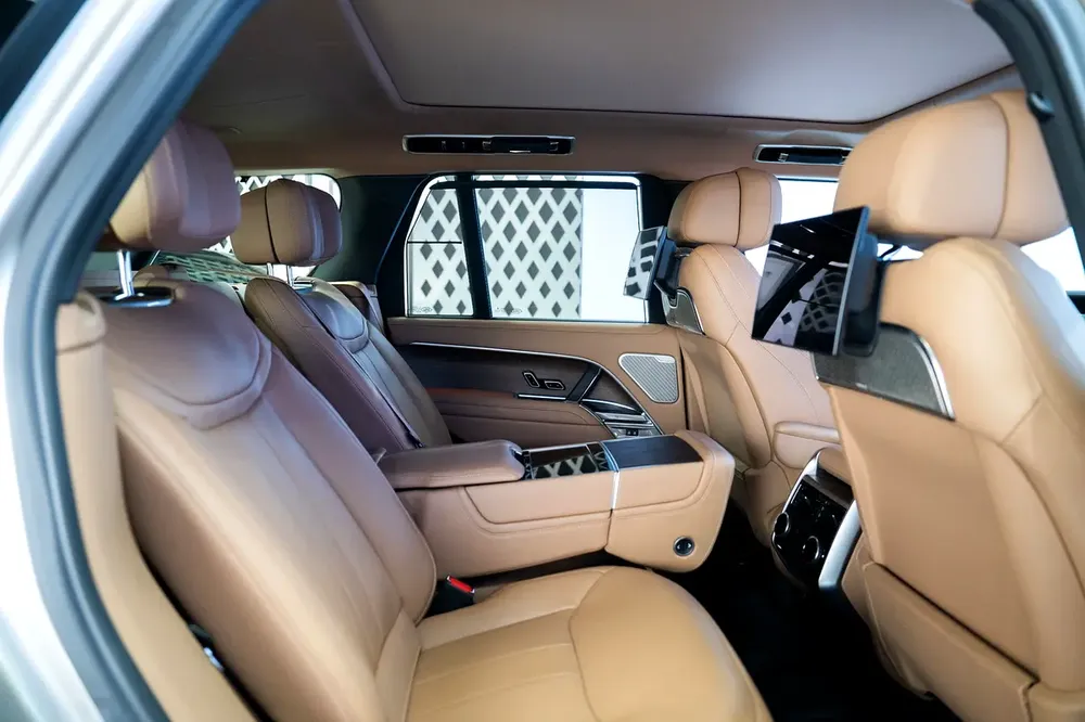WARRANTY AUG 2026 | VOGUE AUTOBIOGRAPHY P530 V8 | SIDE STEPS | REAR ENTERTAINMENT - Image 12