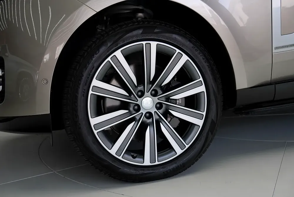 WARRANTY AUG 2026 | VOGUE AUTOBIOGRAPHY P530 V8 | SIDE STEPS | REAR ENTERTAINMENT - Image 6