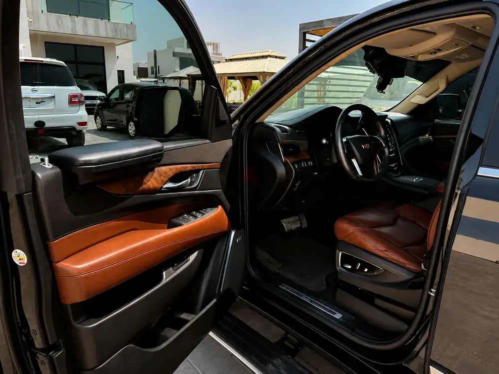 2017 Cadillac Escalade Premium Luxury | GCC Specs | Meticulously Maintained - Image 4
