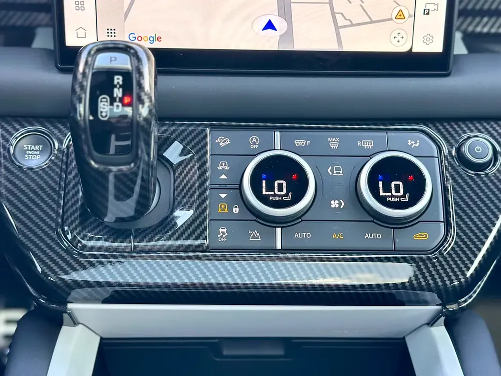 2025 Land Rover Defender X-Dynamic V8 – CLEAN TITLE –CLEAN CARFAX–Top Trim - Image 12