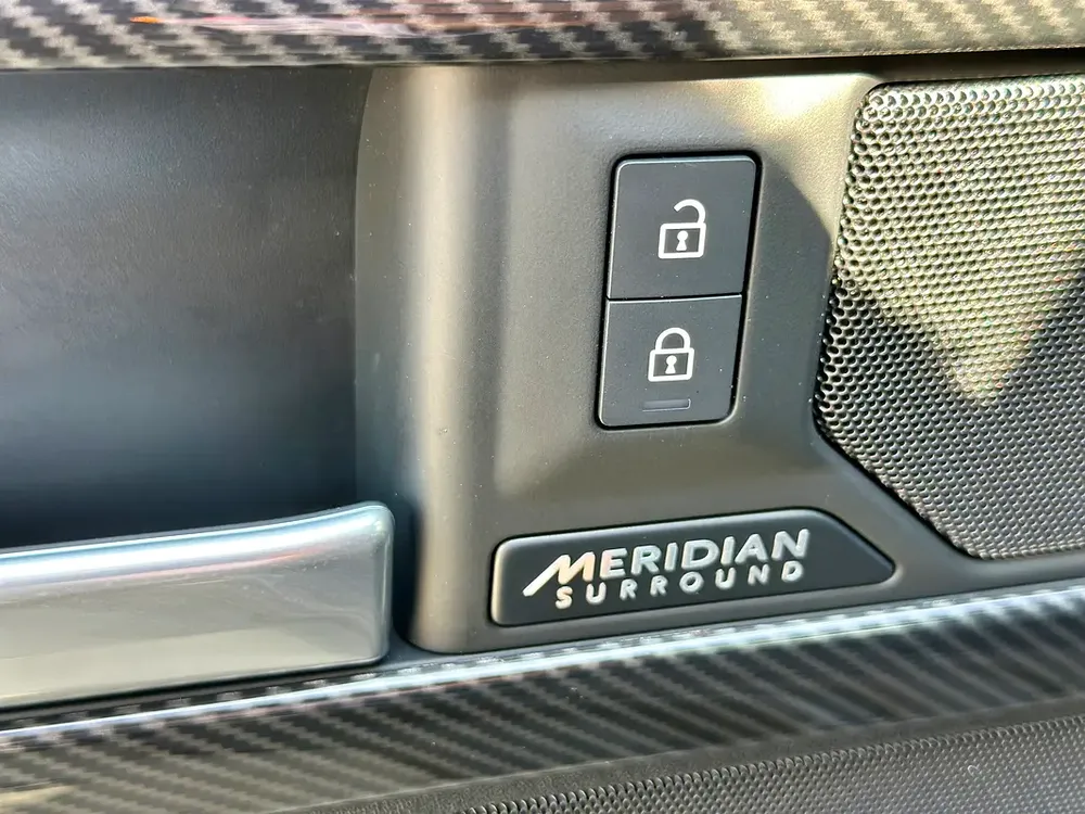 2025 Land Rover Defender X-Dynamic V8 – CLEAN TITLE –CLEAN CARFAX–Top Trim - Image 15