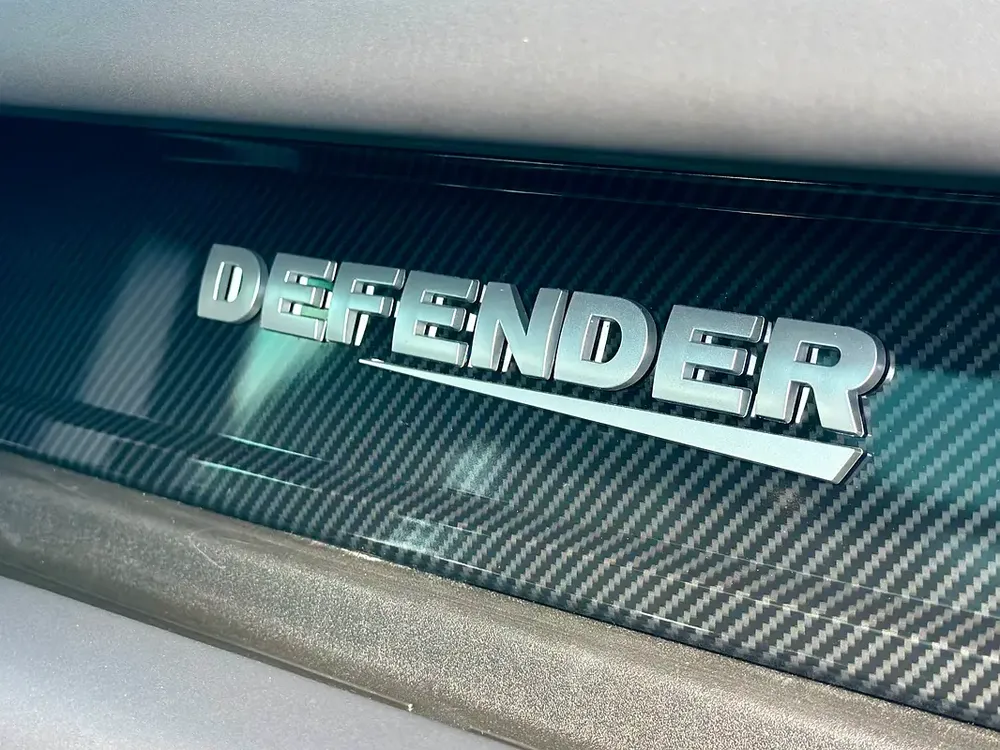 2025 Land Rover Defender X-Dynamic V8 – CLEAN TITLE –CLEAN CARFAX–Top Trim - Image 17