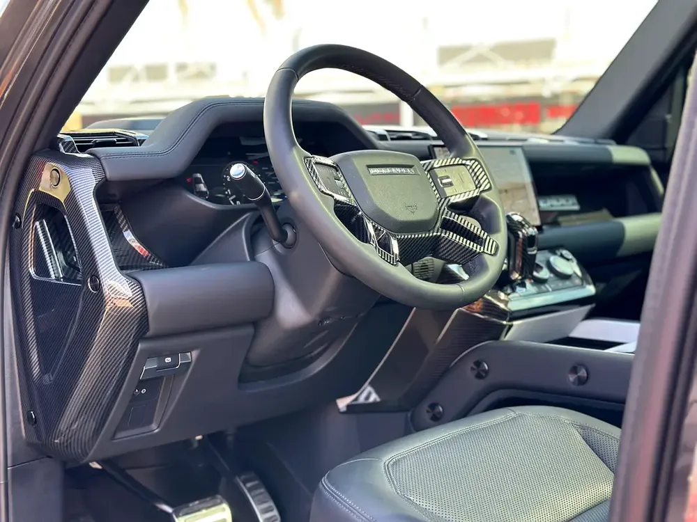 2025 Land Rover Defender X-Dynamic V8 – CLEAN TITLE –CLEAN CARFAX–Top Trim - Image 5