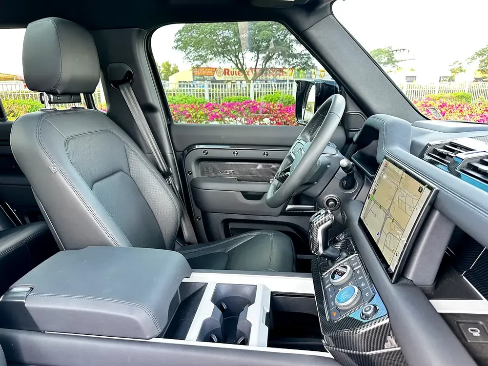 2025 Land Rover Defender X-Dynamic V8 – CLEAN TITLE –CLEAN CARFAX–Top Trim - Image 6