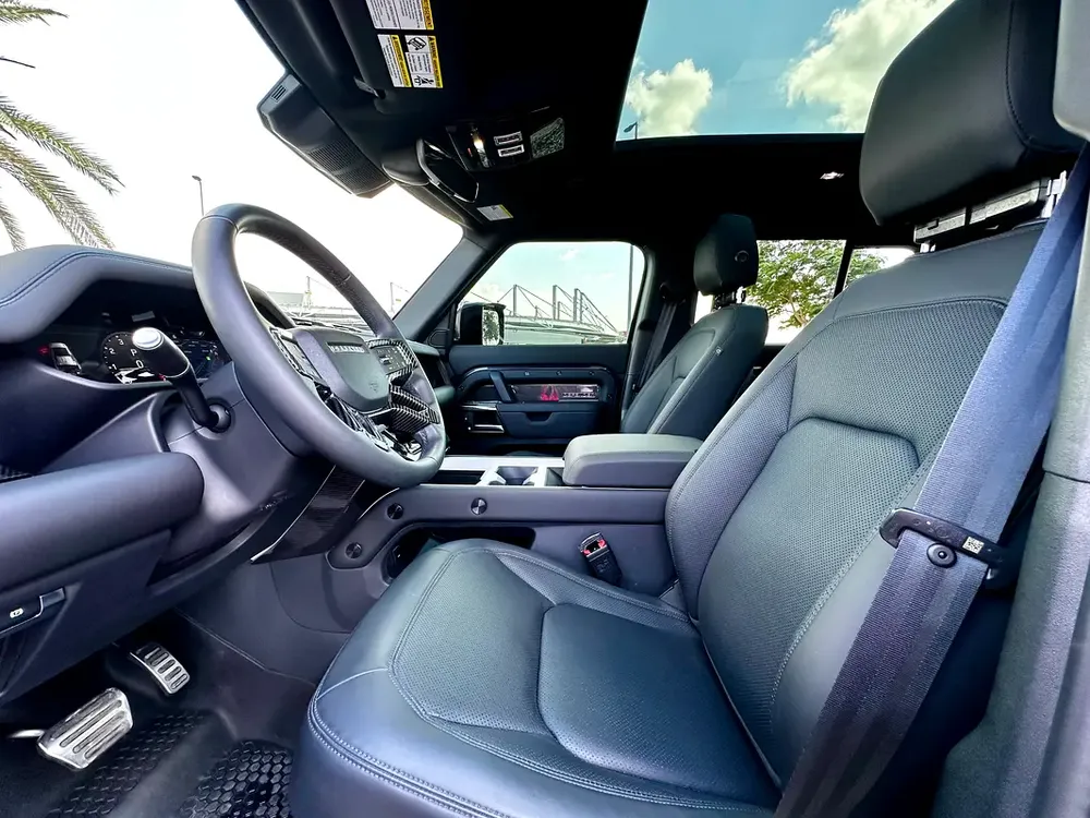 2025 Land Rover Defender X-Dynamic V8 – CLEAN TITLE –CLEAN CARFAX–Top Trim - Image 7